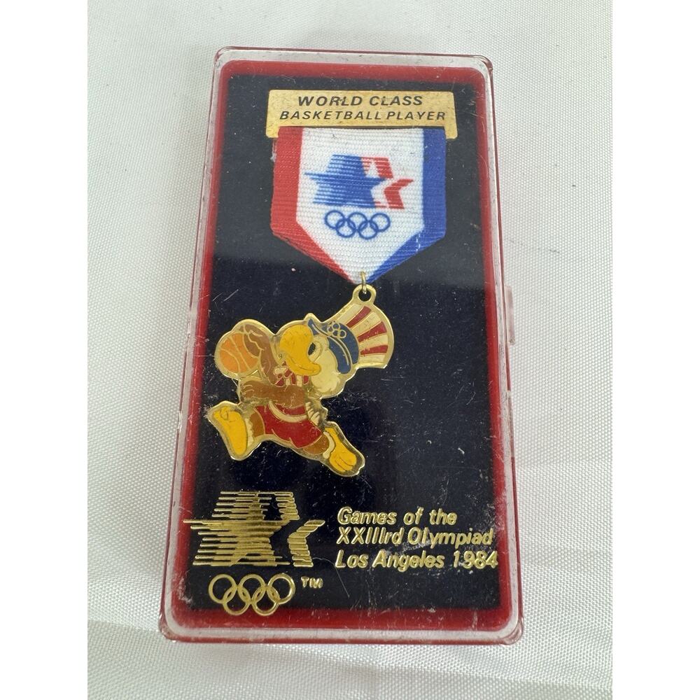 1984 World‎ Class Basketball Player Olympic Medal Pin Los Angeles In Case Sam
